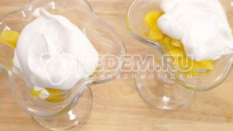 творожный десерт с персиками