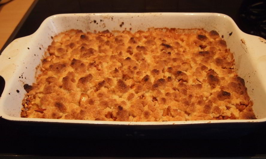 Рецепт яблочного крамбла с корицей и миндалем