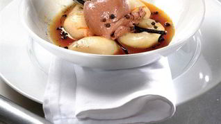 Запеченные груши с шоколадным мороженым и оливковым маслом