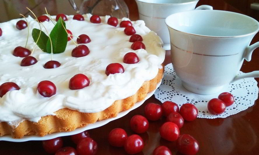 Рецепт бисквита с вишней и зефирным кремом