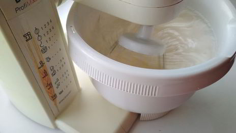 бисквит с вишней и зефирным кремом