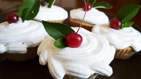 бисквит с вишней и зефирным кремом