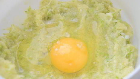 ароматные картофельно-кабачковые драники, запеченные с подберезовиками