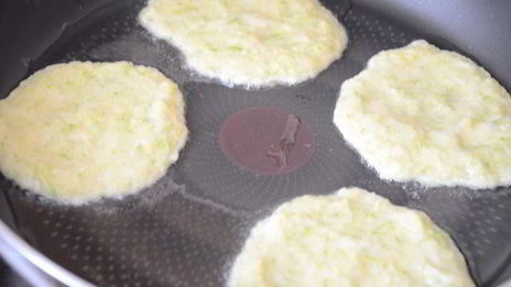 ароматные картофельно-кабачковые драники, запеченные с подберезовиками