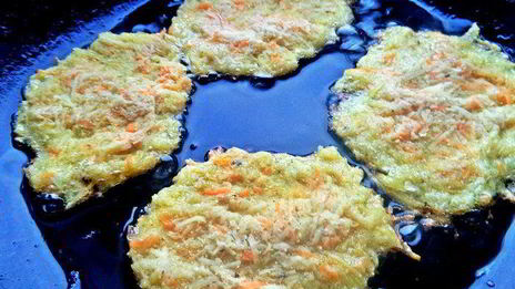 драники морковно-картофельные с килечкой