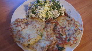 Драники с селедочным салатом