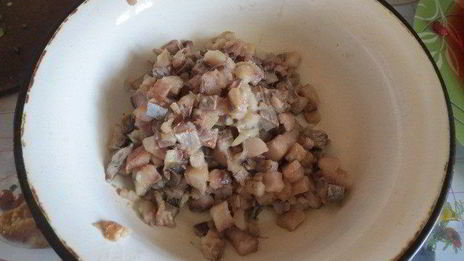 драники с селедочным салатом