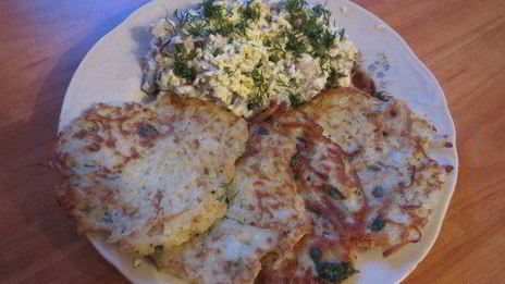 драники с селедочным салатом