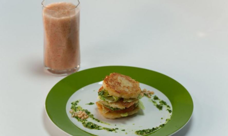 Рецепт драников с соусом из петрушки и томатный напиток