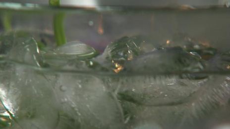 драники с соусом из петрушки и томатный напиток