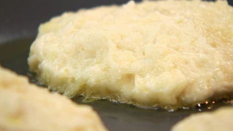 драники с соусом из петрушки и томатный напиток