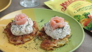 Картофельные драники с кремом из лосося