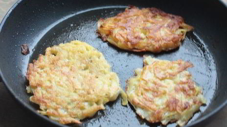 картофельные драники с кремом из лосося