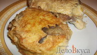 Картофельные драники с мясом под грибным соусом
