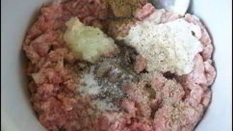 картофельные драники с мясом под грибным соусом