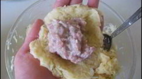 картофельные драники с мясом под грибным соусом