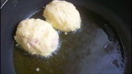 картофельные драники с мясом под грибным соусом