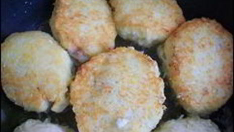 картофельные драники с мясом под грибным соусом