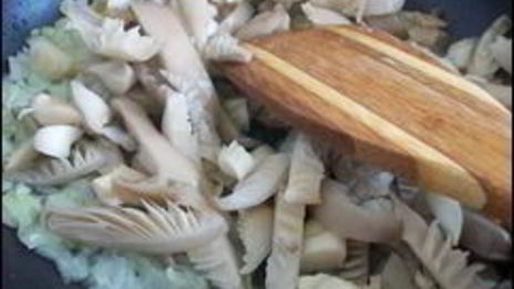 картофельные драники с мясом под грибным соусом