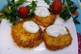 Овощные оладьи-драники со сметанно-чесночным соусом