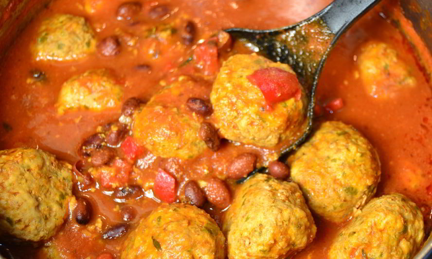 Рецепт диетических фрикаделек с фасолью в томатном соусе