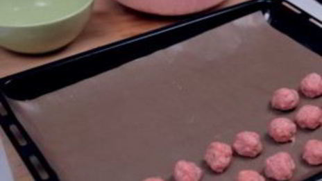 фрикадельки икеа с брусничным соусом