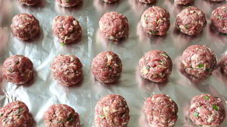 фрикадельки из баранины с маслятами в сметанно-соевом соусе