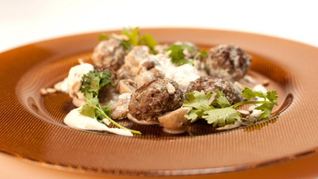 Фрикадельки из баранины с шампиньонами в йогурте