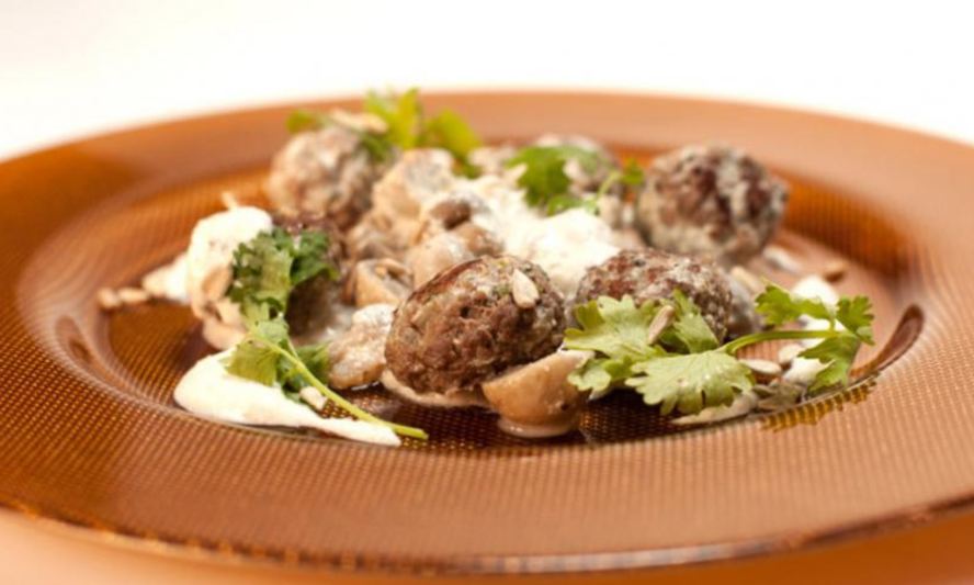 Рецепт фрикаделек из баранины с шампиньонами в йогурте