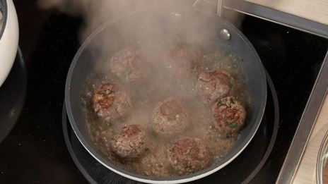 фрикадельки из баранины с шампиньонами в йогурте