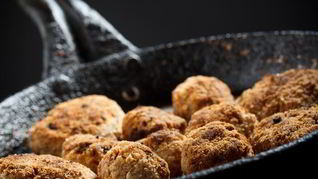 Фрикадельки из ягненка с финиками