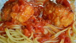 Фрикадельки куриные в ароматном томатном соусе