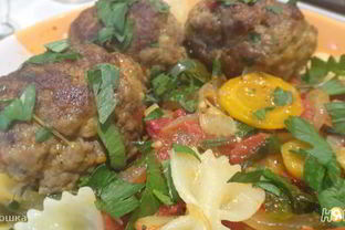 Фрикадельки на овощной подушке