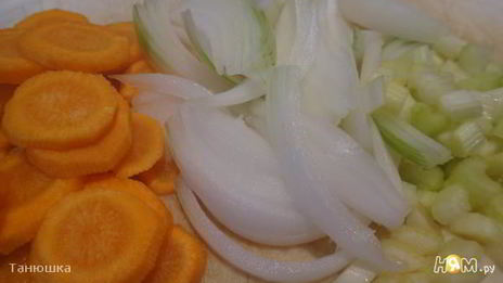 фрикадельки на овощной подушке