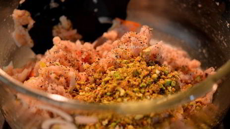 фрикадельки с фисташками из индюшатины под апельсиновым соусом