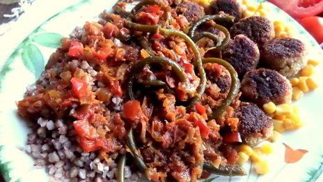 фрикадельки с гречкой