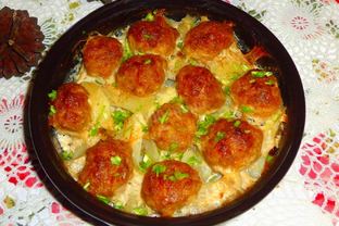 Фрикадельки с картошкой в духовке