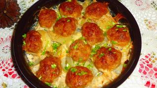 Фрикадельки с картошкой в духовке