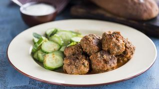 Фрикадельки с огуречным салатом