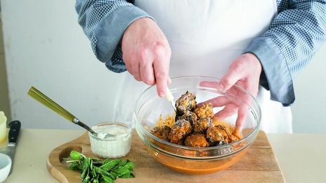 фрикадельки с огуречным салатом