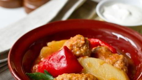 фрикадельки с овощами в томатном соусе