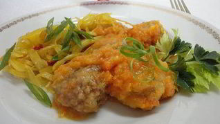 Фрикадельки в луково-морковном соусе по-мадридски