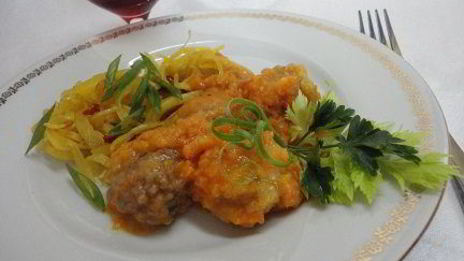 фрикадельки в луково-морковном соусе по-мадридски