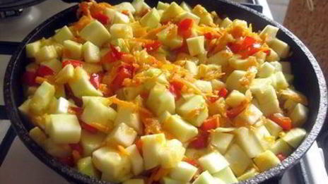 фрикадельки в овощном соусе