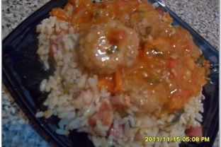 Фрикадельки в томатном соусе с пикантным рисом