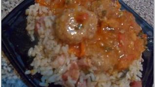 Фрикадельки в томатном соусе с пикантным рисом