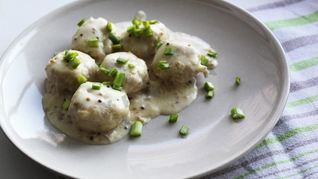 Куриные фрикадельки в сметанном соусе