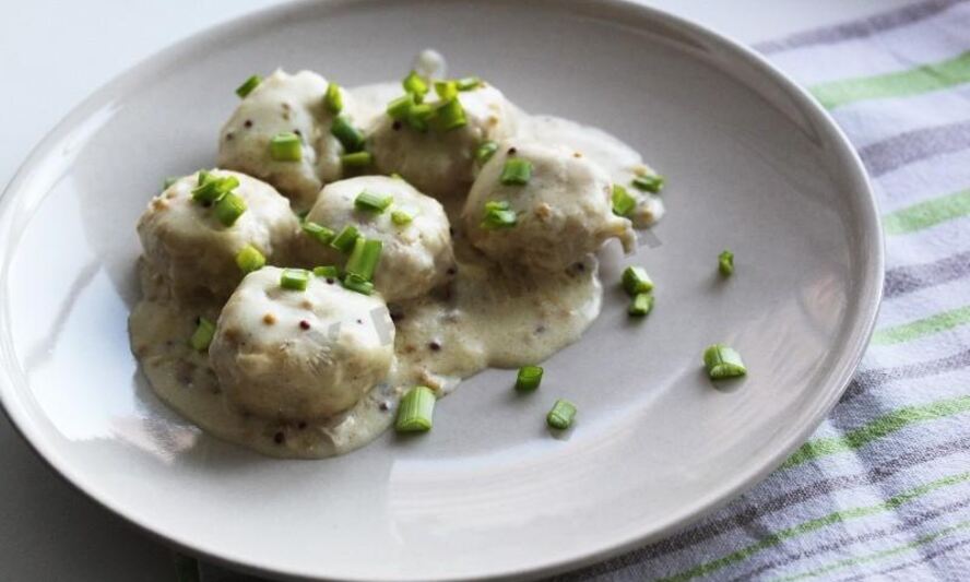 Рецепт куриных фрикаделек в сметанном соусе