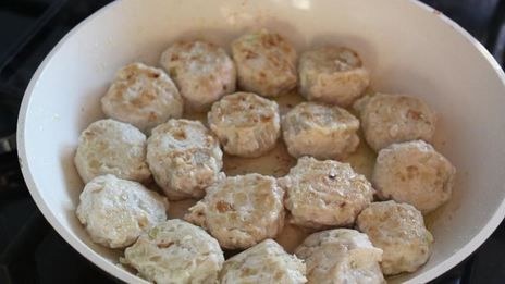 куриные фрикадельки в сметанном соусе