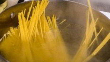 паста с фрикадельками в томатном соусе